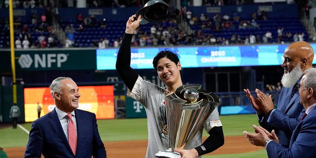 Shohei Ohtani acepta el trofeo del Clásico Mundial de Béisbol en nombre de su equipo, el martes 21 de marzo de 2023 en Miami.