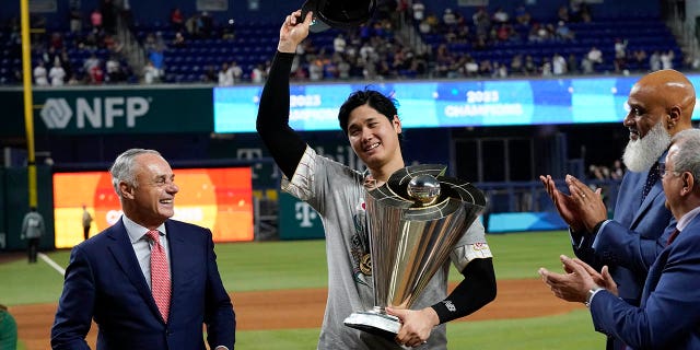 Shohei Ohtani acepta el trofeo del Clásico Mundial de Béisbol en nombre de su equipo, el martes 21 de marzo de 2023 en Miami.