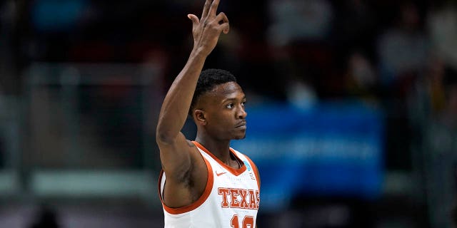 El escolta de Texas, Sir'Jabari Rice, celebra después de anotar un gol de campo de tres puntos en la primera mitad de un partido de baloncesto universitario de primera ronda contra Colgate durante el Torneo de la NCAA, el jueves 16 de marzo de 2023 en Des Moines, Iowa. 