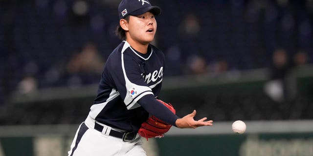 Le lanceur sud-coréen So Hyeong-jun lance le ballon en premier après que le Chinois Masago Yusuke ait aligné un ballon au sol lors de la troisième manche du match du premier tour du groupe B entre la Corée du Sud et la Chine lors de la World Baseball Classic au Tokyo Dome à Tokyo, lundi. , 13 mars 2023.
