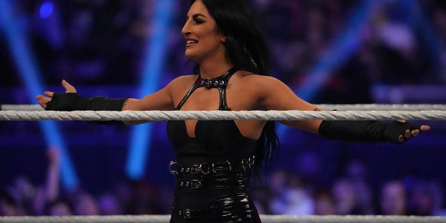 Sonya Deville asiste al Royal Rumble The Dome de 2022 en el America's Center.