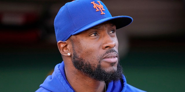 Starling Marte #6 dari New York Mets melihat dari ruang istirahat sebelum dimulainya pertandingan melawan Oakland Athletics di RingCentral Coliseum pada 23 September 2022 di Oakland, California.