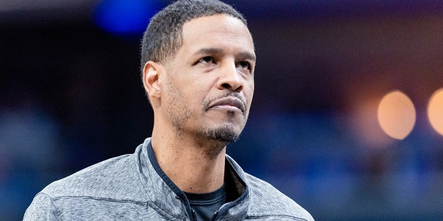 El entrenador en jefe de los Houston Rockets, Stephen Silas, durante el partido contra los Indiana Pacers en Gainbridge Fieldhouse el 9 de marzo de 2023 en Indianápolis, Indiana. 