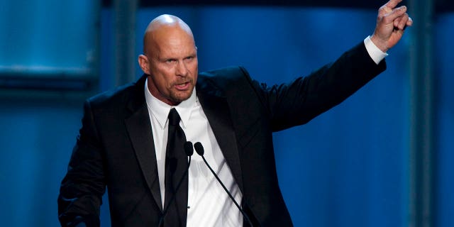 "piedra fría" Steve Austin, miembro del Salón de la Fama de WWE de 2009, asiste al WrestleMania del 25.º aniversario del Salón de la Fama de WWE en el Toyota Center el 4 de abril de 2009 en Houston.