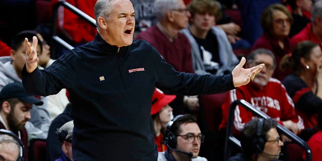 El entrenador en jefe de Rutgers Scarlet Knights, Steve Pikiell, desafía una llamada durante el juego del Torneo NIT contra Hofstra Pride el 14 de marzo de 2023 en Piscataway, Nueva Jersey.