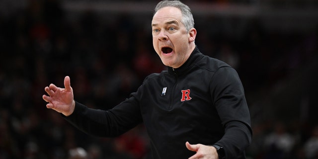 El entrenador en jefe de los Rutgers Scarlet Knights, Steve Pikiell, reacciona contra los Purdue Boilermakers en la primera mitad de los cuartos de final del Big Ten Tournament en el United Center el 10 de marzo de 2023 en Chicago, Illinois.