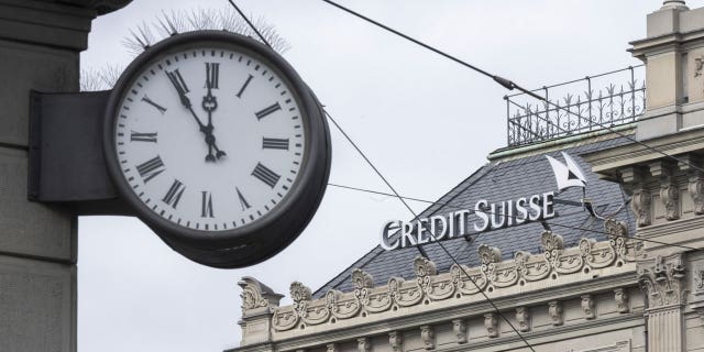 El gobierno suizo suspende el pago de bonos a los empleados de Credit Suisse 4 Once y cincuenta y cinco "fuenf vor zwoelf" Escrito en un reloj junto al logo del banco suizo Credit Suisse, en Zúrich, Suiza, el 20 de marzo de 2023.