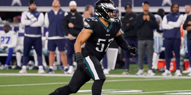 TJ Edwards de los Philadelphia Eagles en la cancha durante el partido de los Dallas Cowboys en el AT&T Stadium el 24 de diciembre de 2022 en Arlington, Texas.