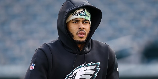 TJ Edwards de los Eagles se calienta antes del partido de los Tennessee Titans en el Lincoln Financial Field el 4 de diciembre de 2022 en Filadelfia.