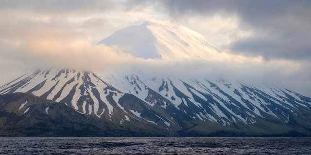 Sur cette photo fournie par l'Alaska Volcano Observatory/US Geological Survey, le volcan Tanaga se trouve près d'Adak, en Alaska, le 23 mai 2021. 