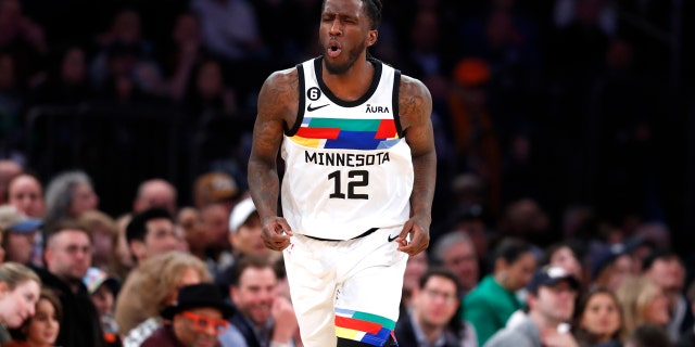 El alero de los Minnesota Timberwolves, Taurean Prince (12), reacciona después de convertir un gol de campo de tres puntos contra los New York Knicks en la segunda mitad de un partido de baloncesto de la NBA, el lunes 20 de marzo de 2023, en Nueva York.