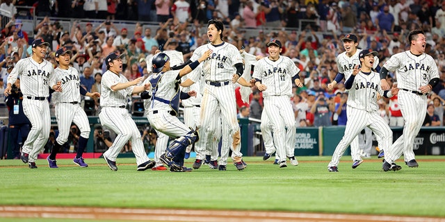 Shohei Ohtani (16) del Equipo de Japón celebra después de derrotar al Equipo de EE. UU. durante el Campeonato Mundial de Béisbol Clásico en LoanDepot Park el 21 de marzo de 2023 en Miami, Florida.
