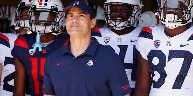 El ex apoyador de la NFL y ex alumno de la Universidad de Arizona, Tedy Bruschi, se encuentra con los jugadores antes de salir al campo como entrenador durante el partido de primavera de Arizona en el Arizona Stadium el 24 de abril de 2021, en Tucson, Arizona.