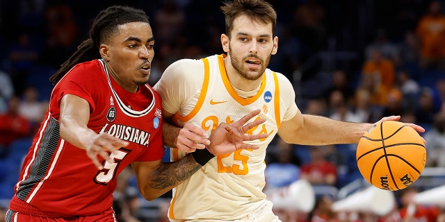 Tennessee holds off Louisiana-Lafayette to move on in NCAA Tournament 2 Santiago Vescovi #25 of the Tennessee Volunteers handles the ball against Jalen Dalcourt #5 of the Louisiana Lafayette Ragin Cajuns during the second half in the first round of the NCAA Men's Basketball Tournament at Amway Center on March 16, 2023 in Orlando, Florida.