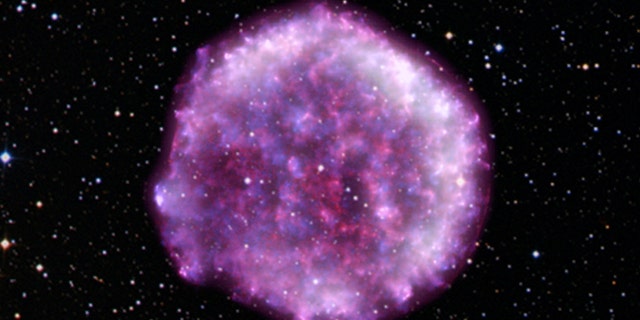 Menggunakan data dari Pencitraan X-ray Polarimetry Explorer (IXPE) NASA, peneliti internasional telah mengungkap informasi baru tentang sisa supernova Tycho, sebuah bintang yang meledak di konstelasi Cassiopeia, cahaya yang pertama kali terlihat di Bumi pada tahun 1572. Hasilnya menawarkan hal baru petunjuk tentang bagaimana gelombang kejut yang diciptakan oleh ledakan bintang raksasa ini mempercepat partikel hingga mendekati kecepatan cahaya, dan mengungkapkan, untuk pertama kalinya, geometri medan magnet yang dekat dengan gelombang ledakan supernova, yang membentuk batas di sekitar materi yang dikeluarkan, seperti yang terlihat pada gambar komposit ini.  Data IXPE (ungu tua dan putih) telah digabungkan dengan data dari Observatorium Sinar-X Chandra NASA (merah dan biru) dan dilapisi dengan bintang-bintang di bidang pandang yang ditangkap oleh Survei Langit Digital.