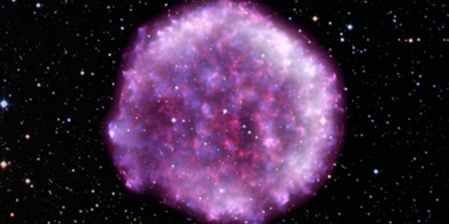 Menggunakan data dari Pencitraan X-ray Polarimetry Explorer (IXPE) NASA, peneliti internasional telah mengungkap informasi baru tentang sisa supernova Tycho, sebuah bintang yang meledak di konstelasi Cassiopeia, cahaya yang pertama kali terlihat di Bumi pada tahun 1572. Hasilnya menawarkan hal baru petunjuk tentang bagaimana gelombang kejut yang diciptakan oleh ledakan bintang raksasa ini mempercepat partikel hingga mendekati kecepatan cahaya, dan mengungkapkan, untuk pertama kalinya, geometri medan magnet yang dekat dengan gelombang ledakan supernova, yang membentuk batas di sekitar materi yang dikeluarkan, seperti yang terlihat pada gambar komposit ini. Data IXPE (ungu tua dan putih) telah digabungkan dengan data dari Observatorium Sinar-X Chandra NASA (merah dan biru) dan dilapisi dengan bintang-bintang di bidang pandang yang ditangkap oleh Survei Langit Digital.