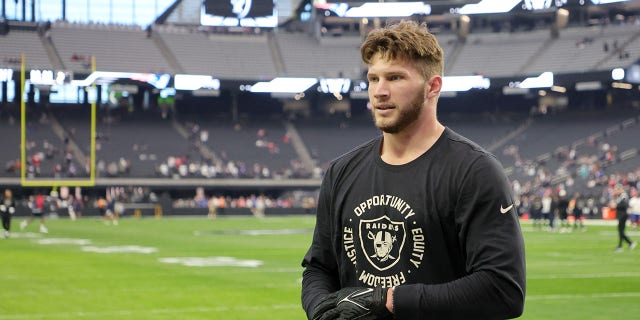 El ala cerrada de los Raiders de Las Vegas, Foster Moreau, se calienta antes de un partido contra los Patriotas de Nueva Inglaterra en el Allegiant Stadium el 18 de diciembre de 2022 en Las Vegas.