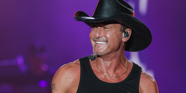 Tim McGraw performing live