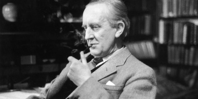"Gospodar prstenova" autor JRR Tolkien također je označen kao potencijalno problematičan.