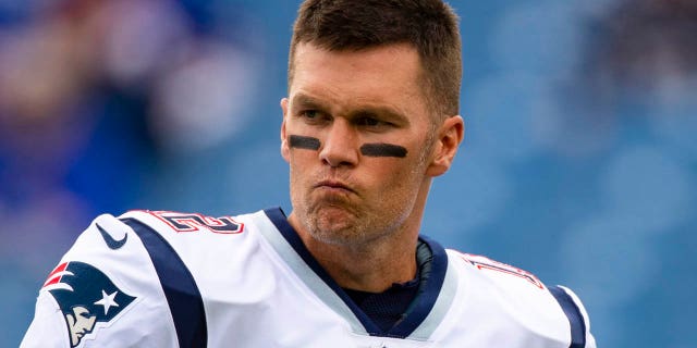 New England Patriots #12 Tom Brady se calienta antes del partido contra los Buffalo Bills en New Era Field el 29 de septiembre de 2019 en Orchard Park, Nueva York.