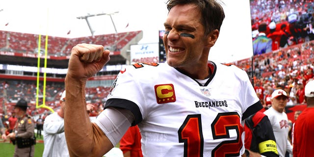 El mariscal de campo de los Buccaneers, Tom Brady, está entusiasmado antes del partido de los Carolina Panthers en el Estadio Raymond James en Tampa, Florida, el 1 de enero de 2023.