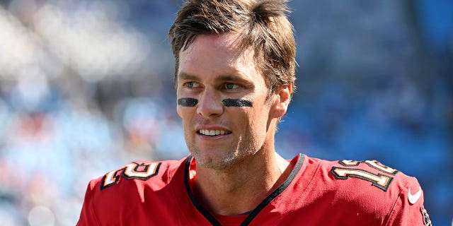 Tom Brady de los Tampa Bay Buccaneers se calienta antes del partido de los Panthers en el Bank of America Stadium el 23 de octubre de 2022 en Charlotte, Carolina del Norte.