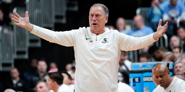 El entrenador en jefe de Michigan State, Tom Izzo, reacciona a una llamada contra Marquette en la segunda mitad de un partido de baloncesto universitario masculino de segunda ronda en el Torneo de la NCAA el domingo 19 de marzo de 2023 en Columbus, Ohio.