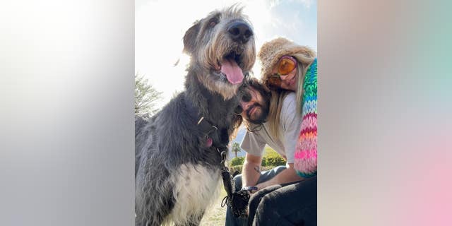 Heidi Klum and Tom Kaulitz take a selfie with their dog Anton.