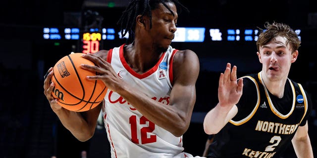 El guardia de Houston, Tramon Mark (12), agarra el rebote del guardia del norte de Kentucky, Sam Vinson (2), durante la segunda mitad de un partido de baloncesto universitario de primera ronda en el Torneo Masculino de la NCAA en Birmingham, Alabama, el jueves 16 de marzo de 2023.