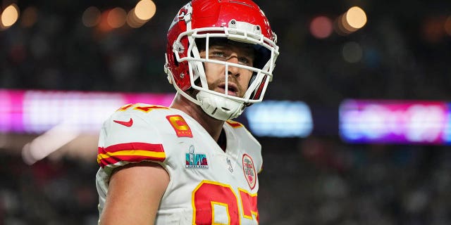 Travis Kelce #87 de los Kansas City Chiefs celebra contra los Philadelphia Eagles después del Super Bowl LVII en el State Farm Stadium el 12 de febrero de 2023 en Glendale, Arizona.