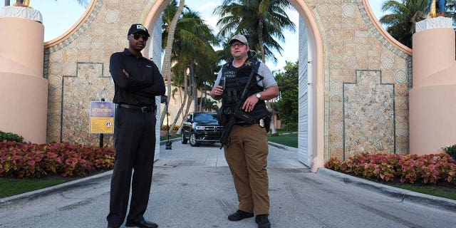 A Secret Service agent and a security guard guard the Mar-a-Lago home of former US President Donald Trump