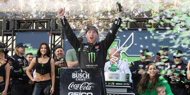 Tyler Reddick, centro, celebra después de ganar una carrera de autos de la Serie de la Copa NASCAR en el Circuito de las Américas, el domingo 26 de marzo de 2023, en Austin, Texas. 