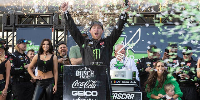 Tyler Reddick, centro, celebra después de ganar una carrera de autos de la Serie de la Copa NASCAR en el Circuito de las Américas, el domingo 26 de marzo de 2023, en Austin, Texas. 