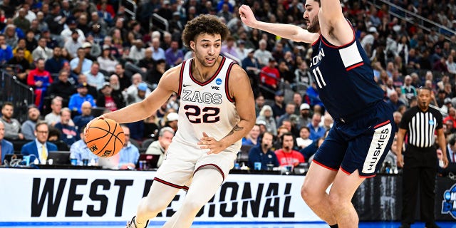 Anton Watson (22) de los Gonzaga Bulldogs maneja el balón contra Alex Karaban (11) de los Connecticut Huskies durante el Elite Eight del Torneo NCAA 2023 en T-Mobile Arena el 25 de marzo de 2023 en Las Vegas.