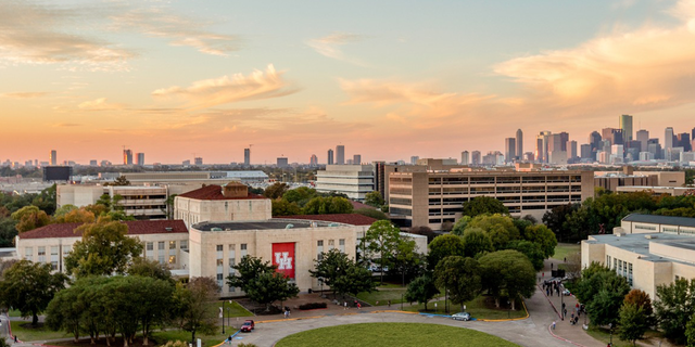 Kampus University of Houston saat senja.
