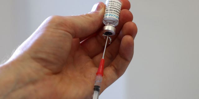Gran Bretaña reformará las regulaciones de ensayos clínicos para acelerar las aprobaciones 4 Un profesional médico prepara una dosis de vacuna contra la viruela del simio el 23 de julio de 2022 en Londres, Inglaterra. Gran Bretaña se está preparando para revisar las regulaciones de ensayos clínicos para un camino más rápido y fácil hacia la aprobación.