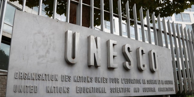 La agencia de la ONU pide a los gobiernos que implementen el marco ético global para la IA 5 Una fotografía tomada el 12 de octubre de 2017 muestra el logo de la sede de la Organización de las Naciones Unidas para la Educación, la Ciencia y la Cultura (UNESCO) en París.