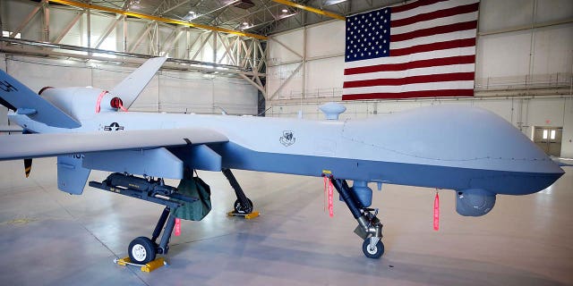 Sebuah MQ-9 Reaper remotely piloted aircraft (RPA) diparkir di hanggar di Pangkalan Angkatan Udara Creech pada 17 November 2015, di Indian Springs, Nevada.