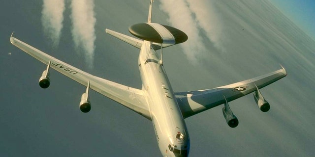 تُظهر هذه الصورة المنشورة للقوات الجوية الأمريكية نظام التحذير والتحكم المحمول جوا E-3 Sentry (AWACS) أثناء الطيران. 