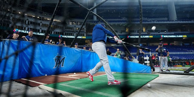 El equipo de EE. UU. observa al entrenador de bateo Ken Griffey Jr. practicar bateo durante la práctica del equipo de EE. UU. antes del juego de cuartos de final del Clásico Mundial de Béisbol 2023 entre el equipo de Puerto Rico y el equipo de EE. UU. México en LoanDepot Park el viernes 17 de marzo de 2023 en Miami, Florida. 