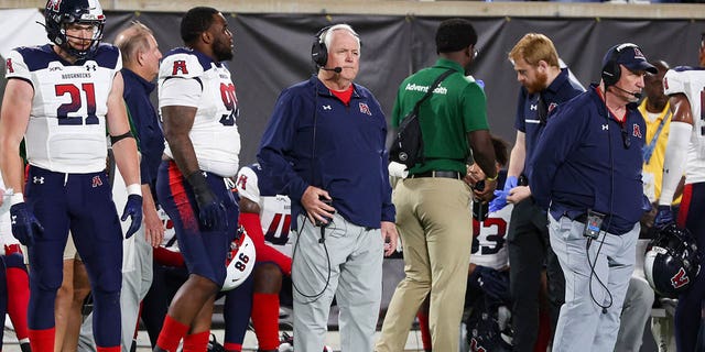Houston Roughnecks head coach Wade Phillips, center, during the XFL football game between the Houston Roughnecks and the Orlando Guardians on March 11, 2023 at Camping World Stadium in Orlando, Florida.