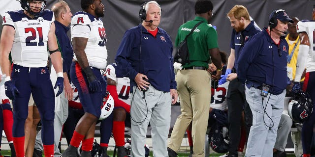 El entrenador en jefe de los Houston Roughnecks, Wade Phillips, en el centro, durante el partido de fútbol de la XFL entre los Houston Roughnecks y los Orlando Guardians el 11 de marzo de 2023 en el Camping World Stadium en Orlando, Florida.