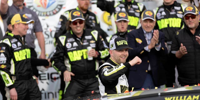 William Byron (24) celebra con su equipo después de ganar una carrera de autos de la NASCAR Cup Series el domingo 5 de marzo de 2023 en Las Vegas. 