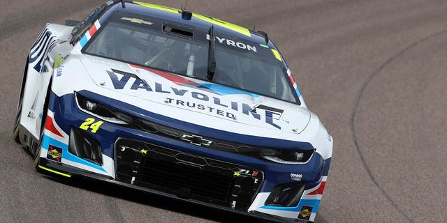 William Byron, conductor del Chevrolet Valvoline n.º 24, conduce durante la clasificación para la NASCAR Cup Series United Rentals Work United 500 en Phoenix Raceway el 11 de marzo de 2023 en Avondale, Arizona.