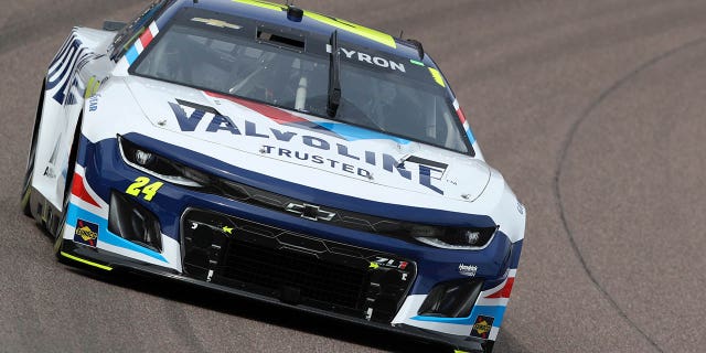 William Byron, conductor del Chevrolet Valvoline n.º 24, conduce durante la clasificación para la NASCAR Cup Series United Rentals Work United 500 en Phoenix Raceway el 11 de marzo de 2023 en Avondale, Arizona.