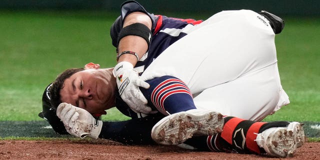 William Escala de la República Checa reacciona después de ser golpeado por el lanzador Roki Sasaki de Japón mientras estaba al bate durante su juego del Grupo B en el Clásico Mundial de Béisbol en el Tokyo Dome, Japón, el sábado 11 de marzo de 2023. 