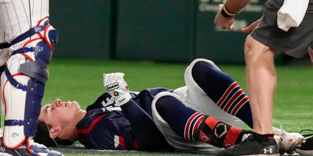 William Escala de la République tchèque réagit après avoir été frappé par le lanceur Roki Sasaki du Japon alors qu'il était au bâton lors de leur match du groupe B à la Classique mondiale de baseball au Tokyo Dome, au Japon, le samedi 11 mars 2023.