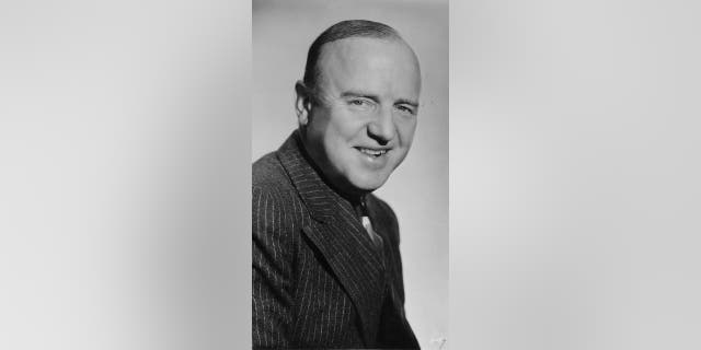 Potret studio aktor William Frawley, mengenakan setelan garis-garis, untuk Paramount Pictures, 1936.