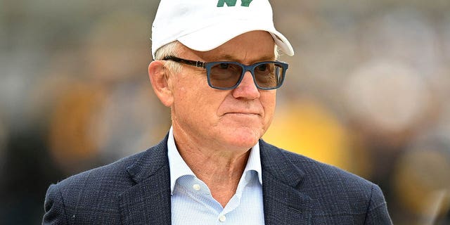 El propietario de los New York Jets, Woody Johnson, antes de un partido contra los Pittsburgh Steelers en el Acrisure Stadium el 2 de octubre de 2022 en Pittsburgh.
