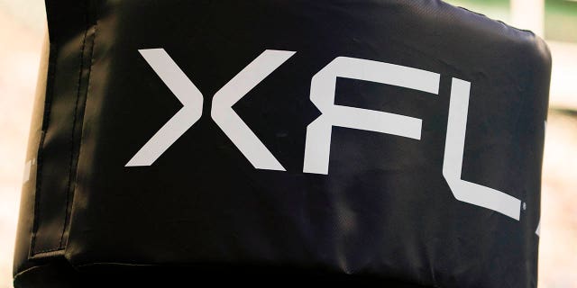 Le logo XFL sur le poteau de but du stade Choctaw à Arlington, Texas, le 5 mars 2023.